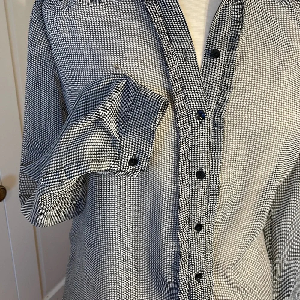 ❤️Chicos Additions, semi sheer Size 2 button down blouse ❤️ - Picture 4 of 8